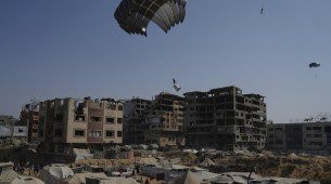 Imagem da ajuda humanitári, lançada por via aérea para os palestinos sobre a Cidade de Gaza, no norte da Faixa de Gaza
