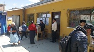 Eleitores vão às urnas na cidade de La Paz, para escolher novo presidente e novo congresso boliviano, para o período de 2025 a 2030, neste Domingo (17). Imagem de eleitores e mesa eleitoral.