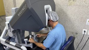 Na cirurgia guiada por robô, o médico utiliza um equipamento para auxiliar na execução do procedimento. O robô não opera sozinho; ele é controlado pelo cirurgião, que manipula o sistema através de um console