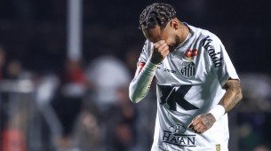 Neymar deixando o campo do Morumbis aos prantos