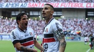 Thiago (D) e Gabriel (E) em comemoração de gol do Santa Cruz