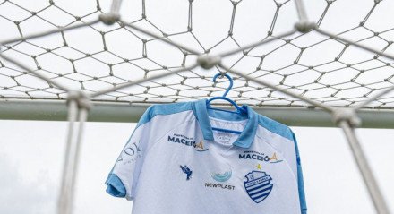 Revoltado com a arbitragem, um torcedor do CSA arremessou um chinelo contra o juiz que apitou o empate de 2x2 entre o Azulão e Ituano, pela Série C.