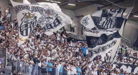 Torcida do Santos protesta após goleada sofrida contra o Vasco