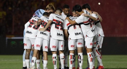 O São Paulo empatou em 2 a 2 com o Sport neste sábado (16), em jogo válido pela 20º rodada do Campeonato Brasileiro. O primeiro tempo foi marcado pela superioridade do time da casa, que criou as melhores chances de perigo. GOL: Aos 5 minutos, o goleiro Young erra passe na saida de bola e [&#8230;]