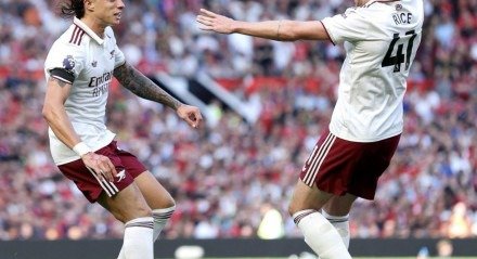 O Arsenal venceu o Manchester United por 1x0, em partida válida pela primeira rodada da Premier League, no Old Trafford, na tarde deste domingo (17). Calafiori abriu o placar no início do jogo e garantiu três pontos para os visitantes.