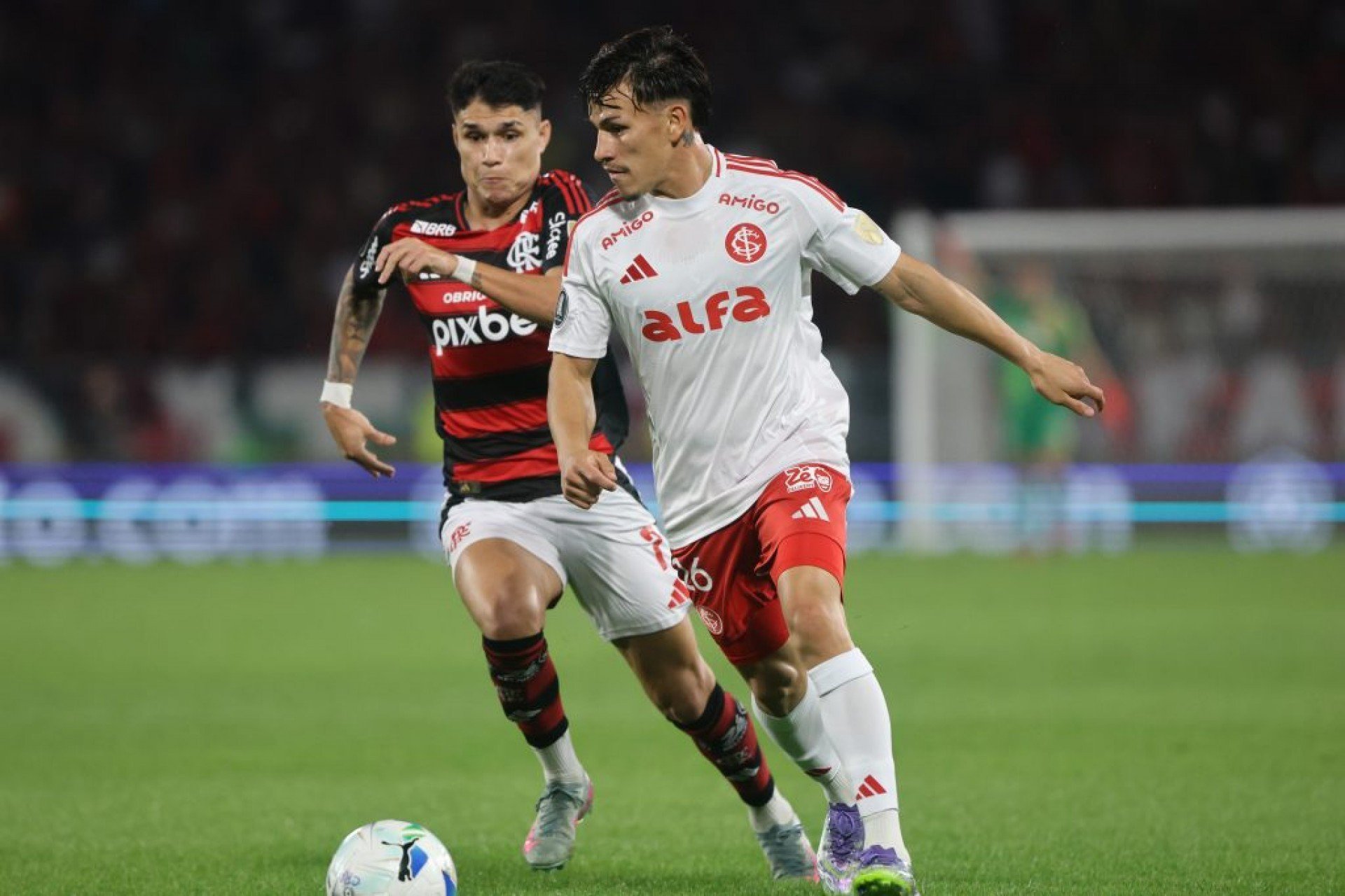 Internacional enfrenta o Flamengo no início do returno do Brasileirão