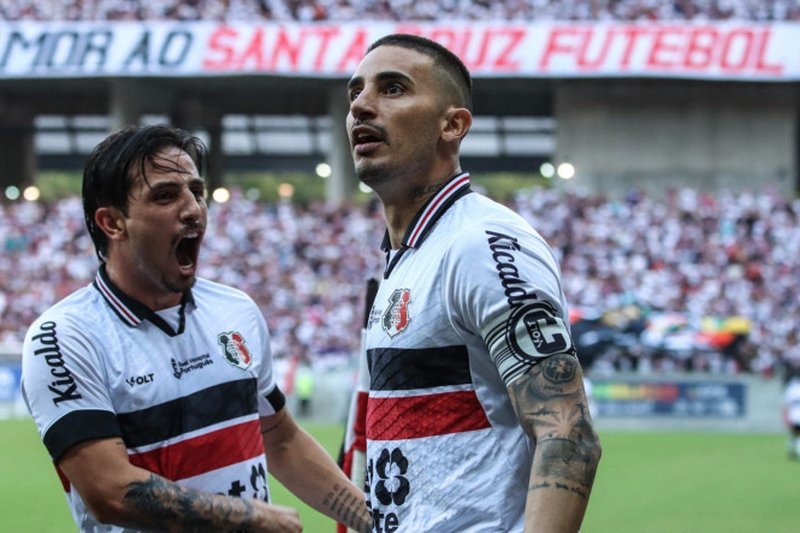 Thiago (D) e Gabriel (E) em comemoração de gol do Santa Cruz