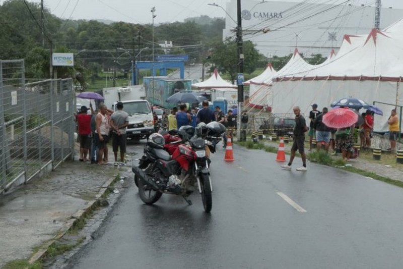 Dois criminosos morrem ao tentar matar PM na porta de bar em Camaragibe neste domingo (17); após socorrido, o policial foi a óbito.