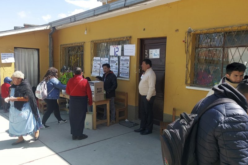 Eleitores vão às urnas na cidade de La Paz, para escolher novo presidente e novo congresso boliviano, para o período de 2025 a 2030, neste Domingo (17). Imagem de eleitores e mesa eleitoral.