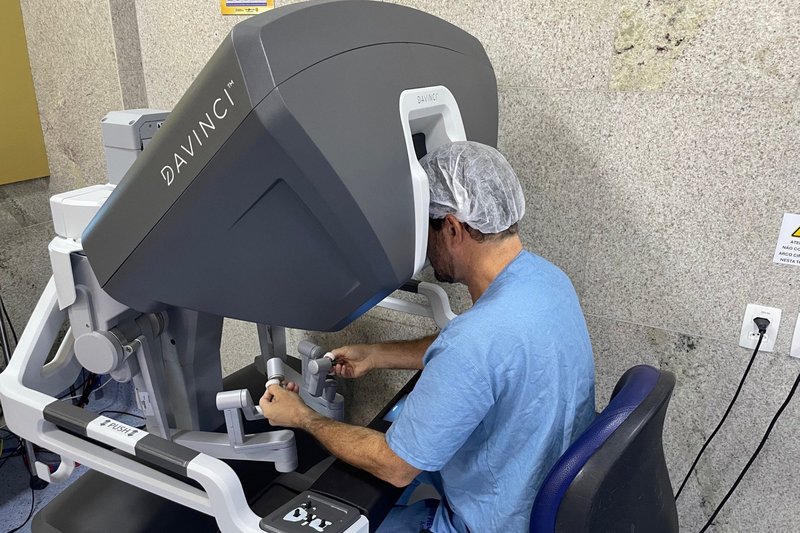 Na cirurgia guiada por robô, o médico utiliza um equipamento para auxiliar na execução do procedimento. O robô não opera sozinho; ele é controlado pelo cirurgião, que manipula o sistema através de um console