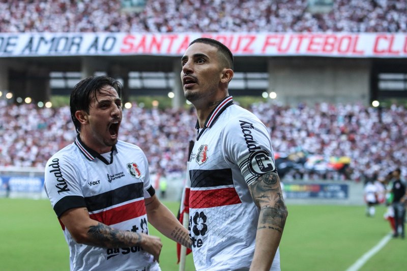 Thiago (D) e Gabriel (E) em comemoração de gol do Santa Cruz