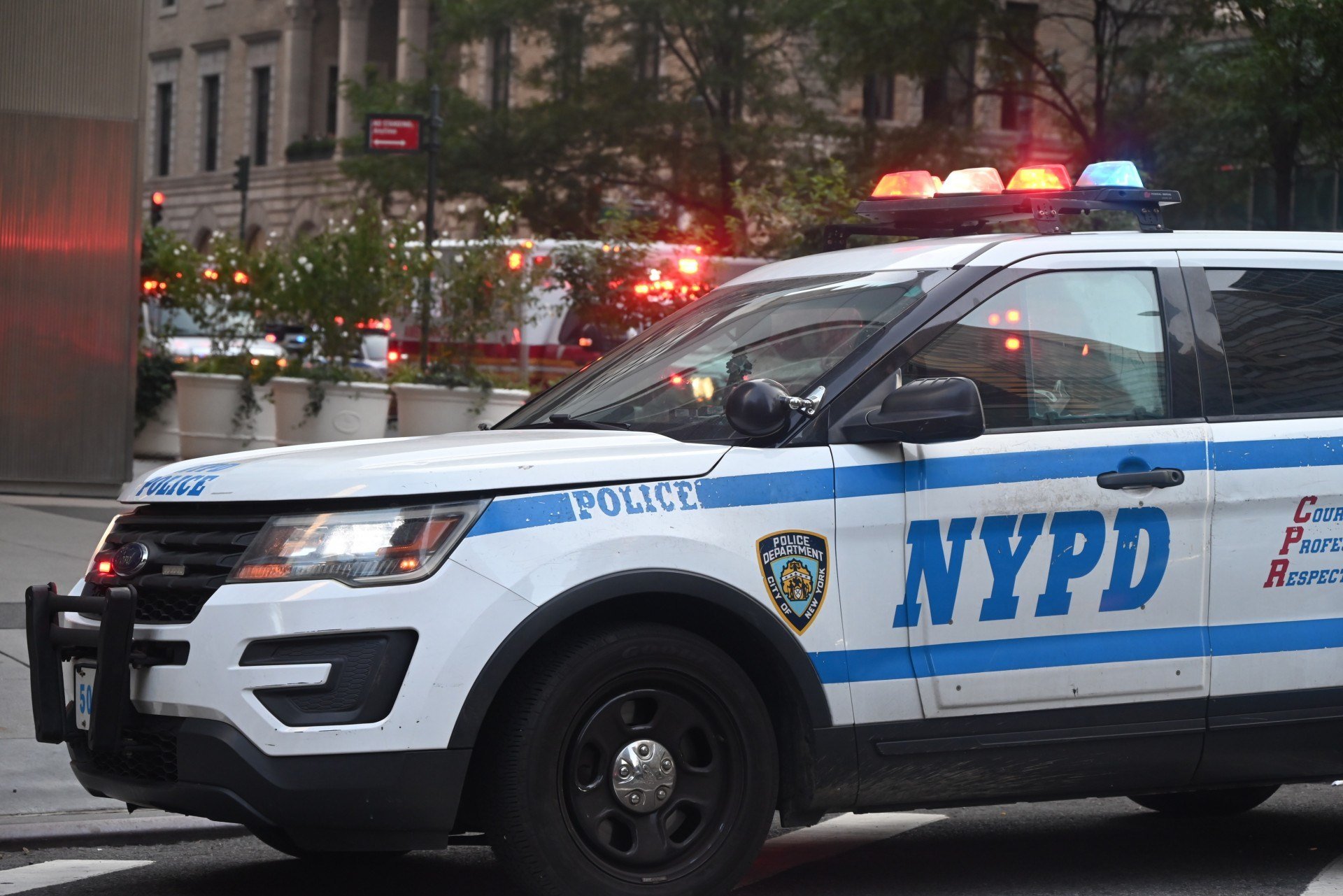 Tiroteio em clube noturno de Nova York deixa três mortos e oito feridos, diz site