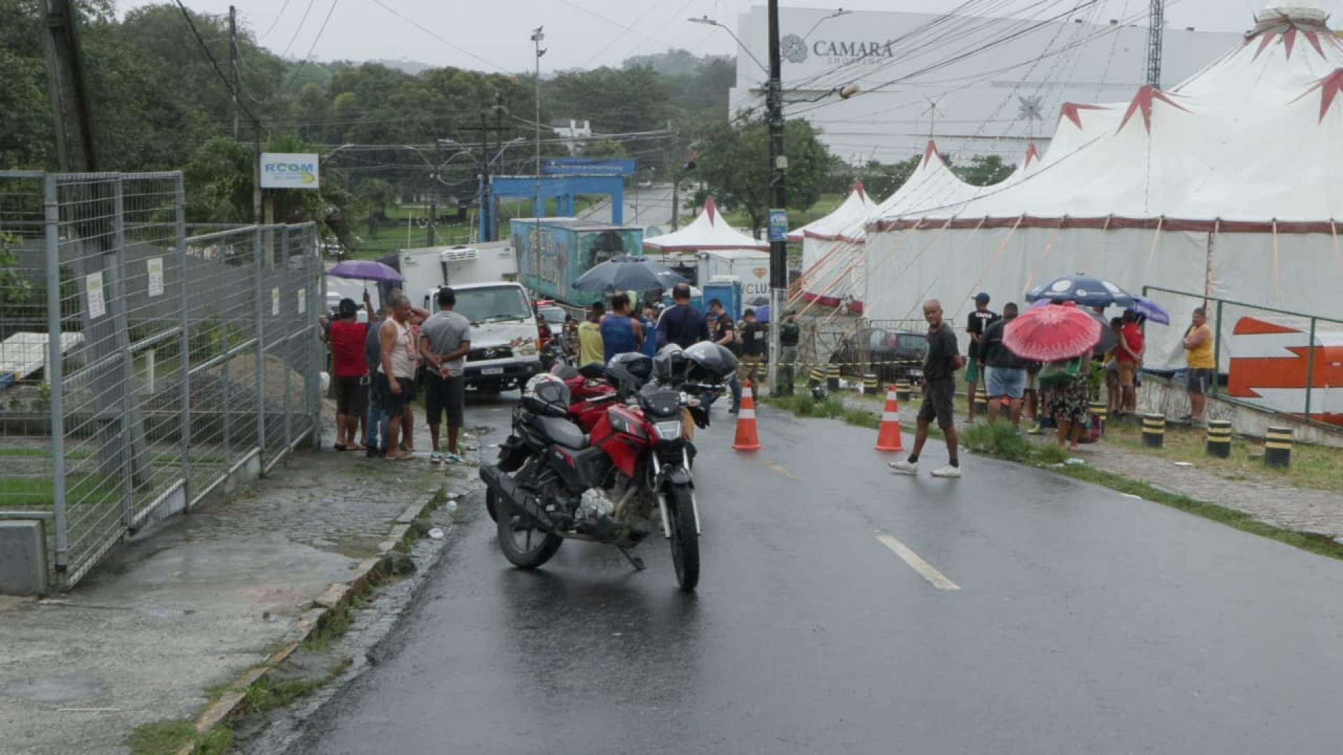 Dois criminosos morrem ao tentar matar PM na porta de bar em Camaragibe neste domingo (17).
