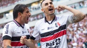Thiago Galhardo em comemora&ccedil;&atilde;o de gol pelo Santa Cruz