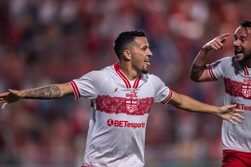 Dadá Belmonte comemora gol marcado pelo CRB