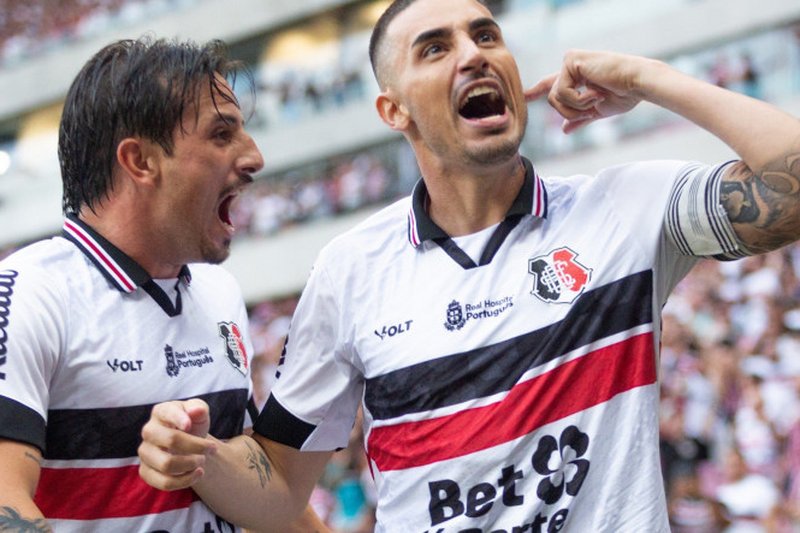 Thiago Galhardo em comemoração de gol pelo Santa Cruz