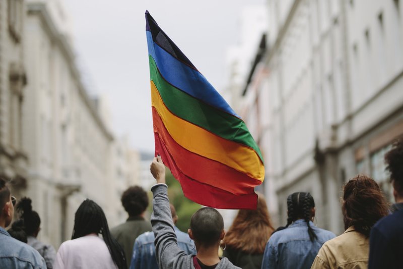 Imagem de pessoas em uma parada do orgulho.