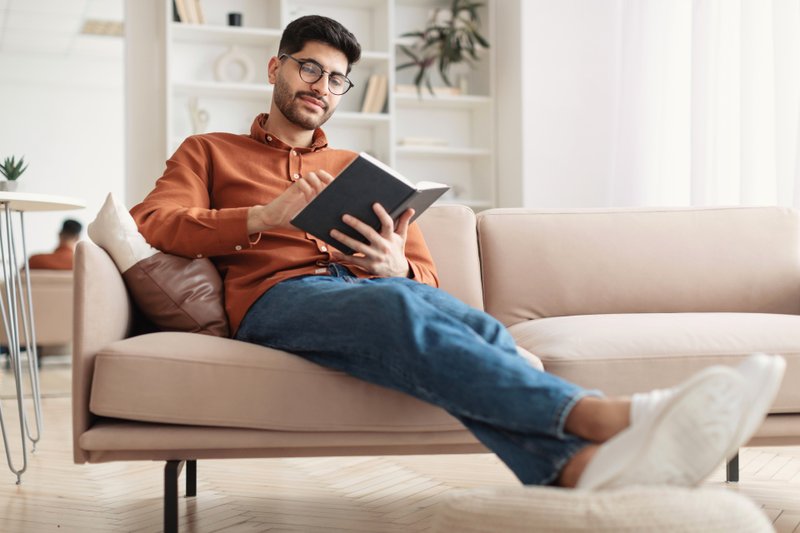 Imagem ilustrativa de homem lendo um livro