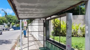 Abrigos de passageiros de ônibus precários