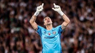 Fábio, goleiro do Fluminense, em ação na decisão pela Copa Sul-Americana