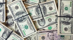 A predominância do dólar, mesmo entre países que se opõem à política externa dos EUA, também se deve à sua aceitação global e à estabilidade do mercado norte-americano.