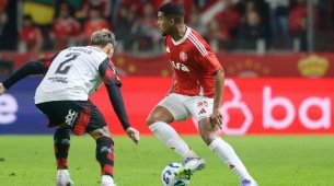 Disputa de bola entre jogador do Inter e do Flamengo