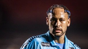 Neymar concentrado em jogo do Santos