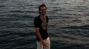 Cantor, compositor e multi-instrumentista pernambucano Sam NÃ³brega