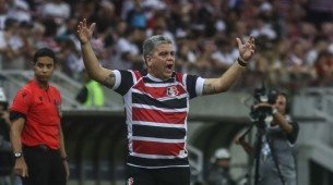 Marcelo Cabo, técnico do Santa Cruz, agitado na beira do campo