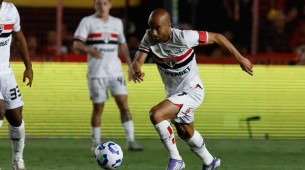 Lucas Moura com a posse de bola em jogo do São Paulo