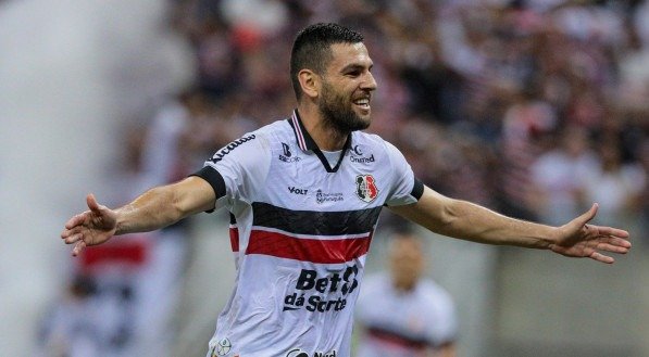 Willian Alves celebra gol pelo Santa Cruz contra o Altos