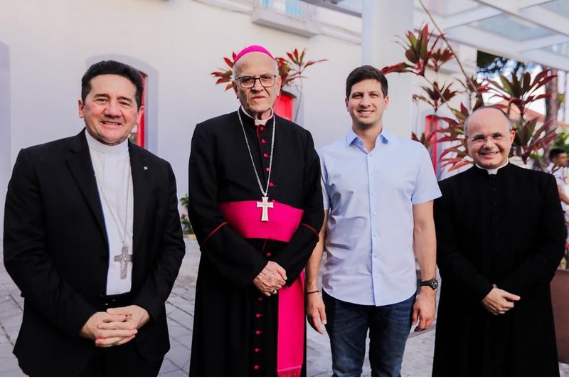 Na Missa em que marcou seus 25 anos de sacerdócio, na Igreja do Colégio Salesiano, o arcebispo emérito Dom Fernando Saburido, recebe o arcebispo Dom Paulo Jackson, o prefeito João Campos e o monsenhor Luciano Brito