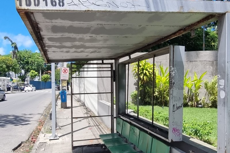 Abrigos de passageiros de ônibus precários