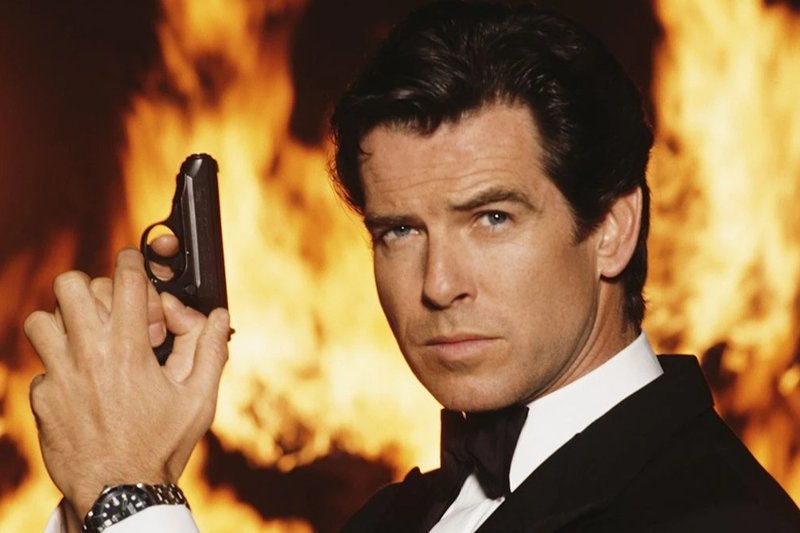 Pierce Brosnan como James Bond.