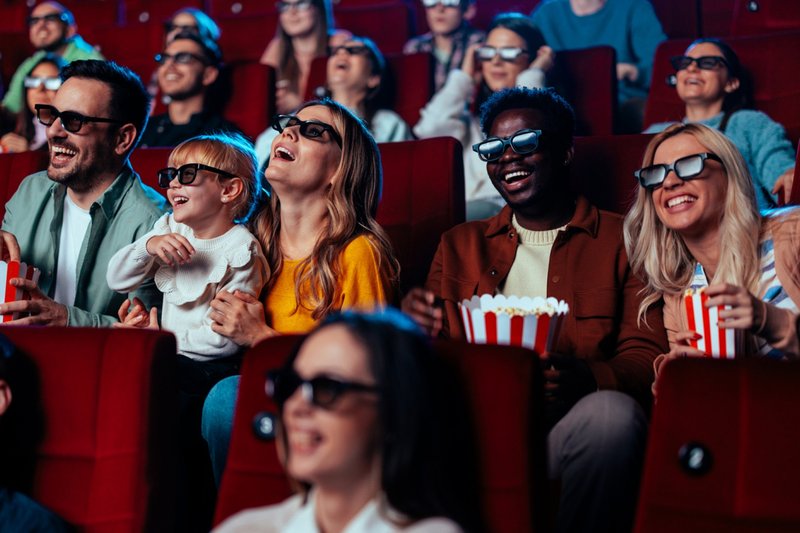 Imagem de pessoas no cinema