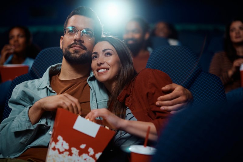 Imagem de um casal no cinema
