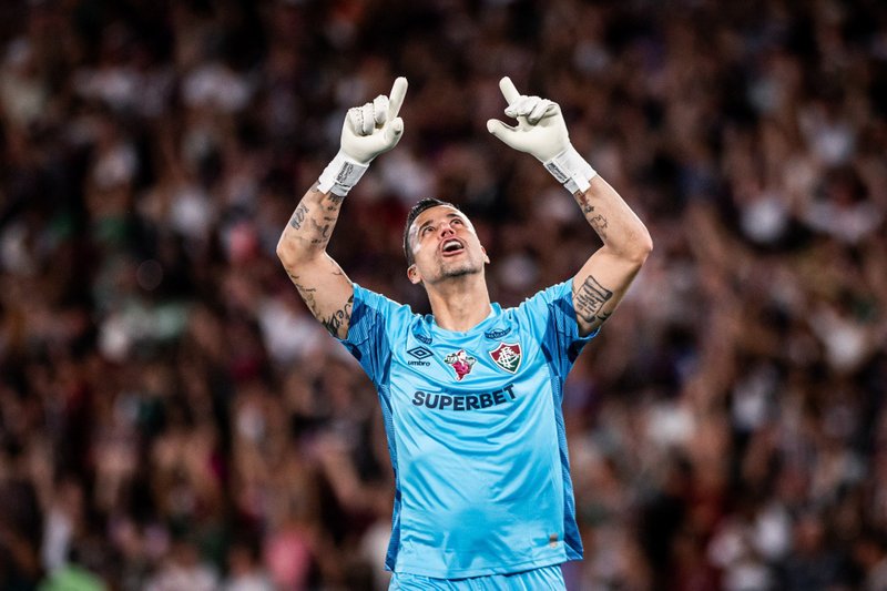 Fábio, goleiro do Fluminense, em ação na decisão pela Copa Sul-Americana