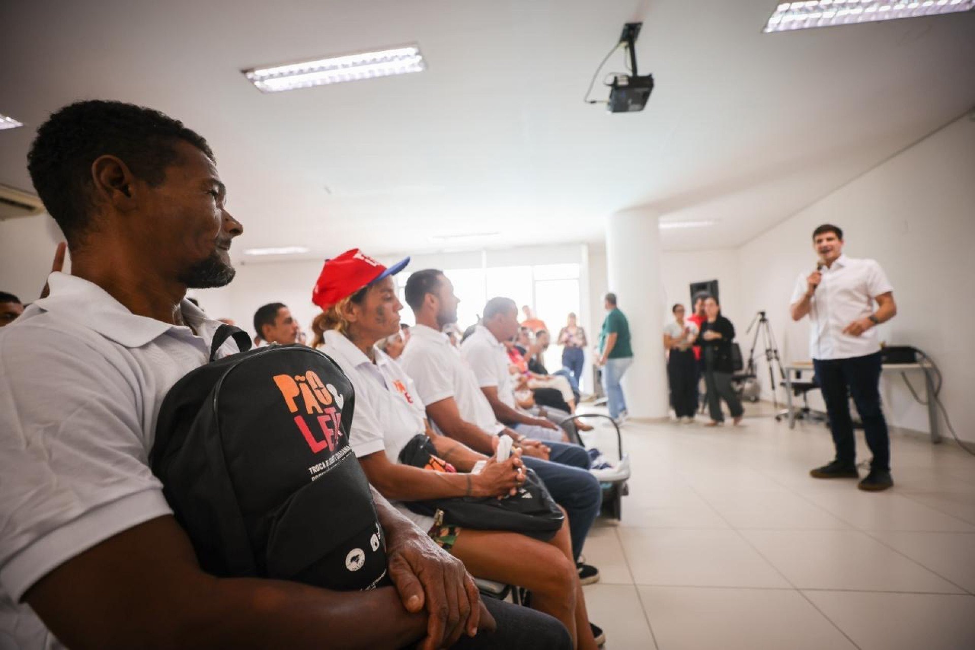 Novo programa no Recife incentiva educação e reinserção profissional com bolsas de até R$ 600