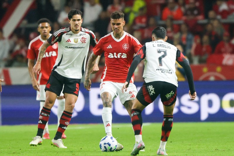 Jogadores de Flamengo e Inter em disputa de bola