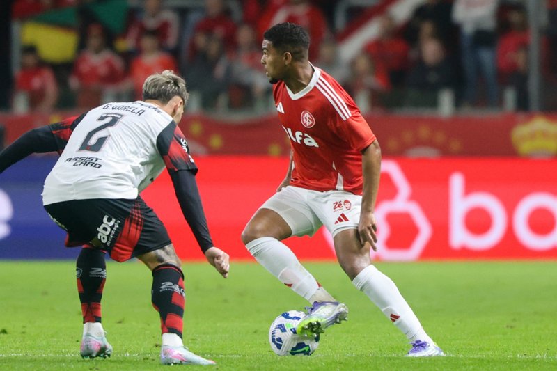 Disputa de bola entre jogador do Inter e do Flamengo
