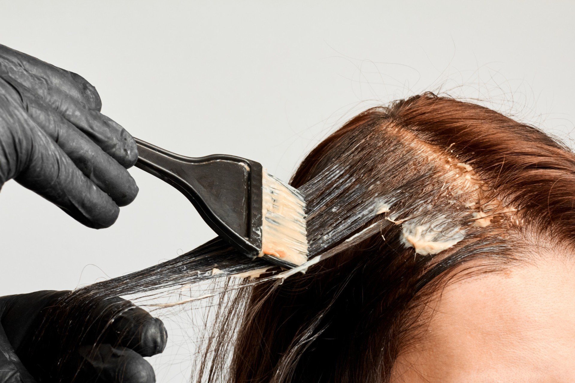 Escova progressiva ou botox capilar: qual é a melhor escolha para o seu fio?