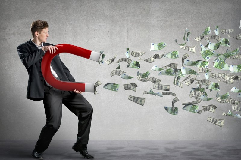 Imagem de um homem puxando dinheiro com ímã