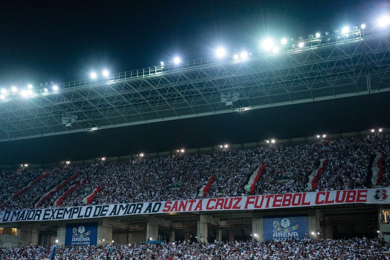 Torcida do Santa Cruz na Arena de Pernambuco