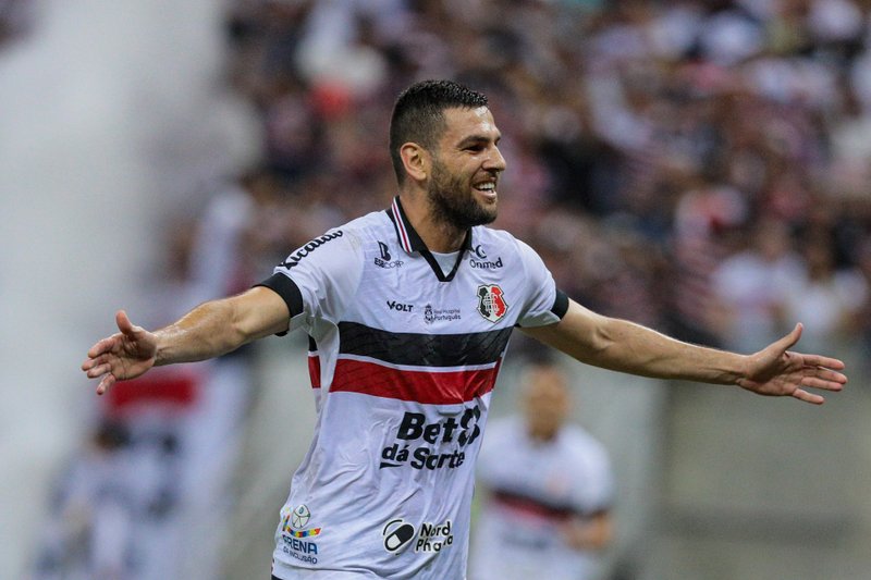 Willian Alves celebra gol pelo Santa Cruz contra o Altos