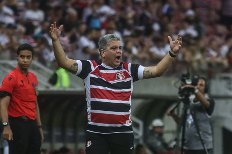 Marcelo Cabo, técnico do Santa Cruz, agitado na beira do campo