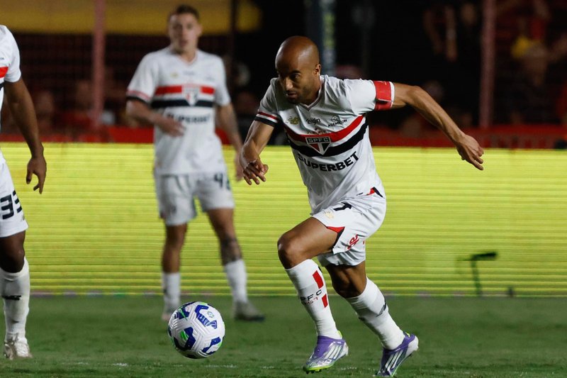 Lucas Moura com a posse de bola em jogo do São Paulo