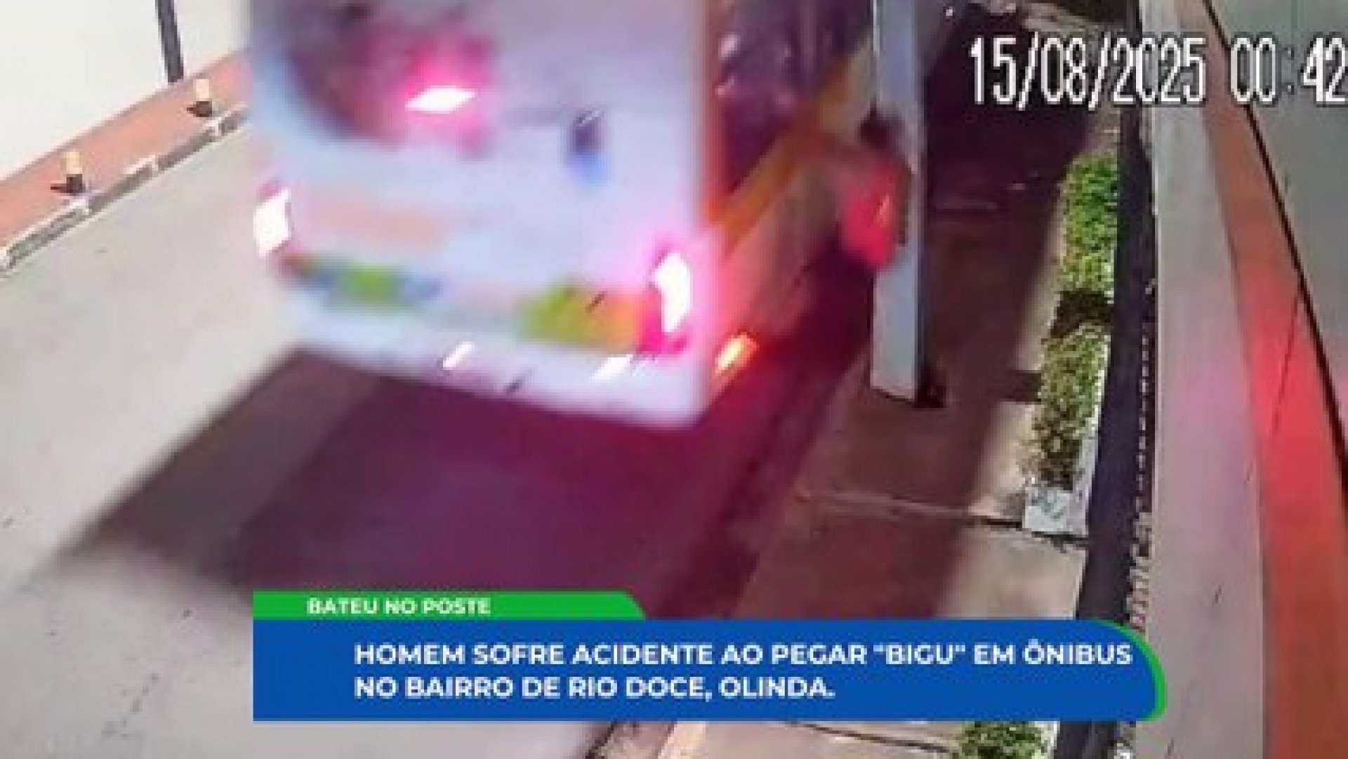 Acidente em ônibus: Jovem é arremessado contra poste 