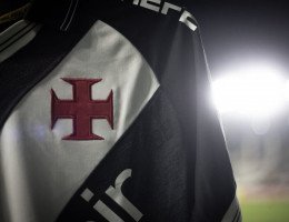 Após venda de João Victor, Vasco monitora o mercado atrás de substituto