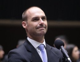 Eduardo Bolsonaro falta a votação de anistia para o pai e culpa 'problemas técnicos'