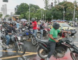Entregadores e motociclistas por aplicativo protestam no Recife